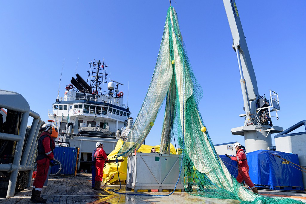 Récupération et rangement du moyen antipol utilisé sur le premier exercice.

Le 26 avril 2022 en rade de Brest, le Bâtiment de Soutien et dAssistance Affrété (BSAA) SAPEUR réalise des exercices antipollution avec les moyens matériels du Centre d'Expertises Pratiques de Lutte Antipollution (CEPPOL) en appui avec le Remorqueur Portuaire Côtier (RPC) Buffle.